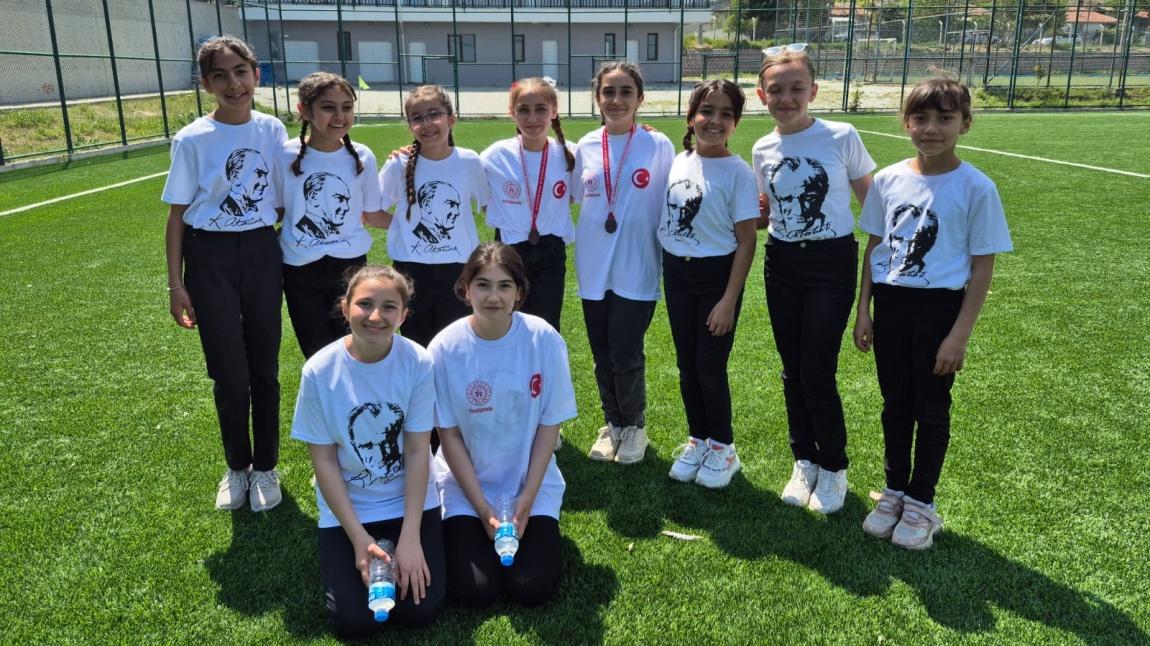 19 MAYIS ATATÜRK'Ü ANMA GENÇLİK VE SPOR BAYRAMI İLÇE PROGRAMI BAYRAK GÖSTERİSİ